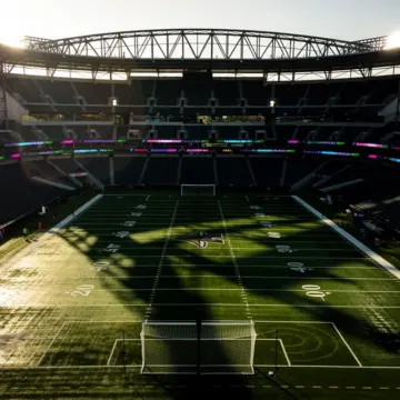 dallas-cowboys-mock-draft-2026-0409 Dallas Cowboys helmet and draft board ahead of the 2026 NFL Draft first round trade-up projection